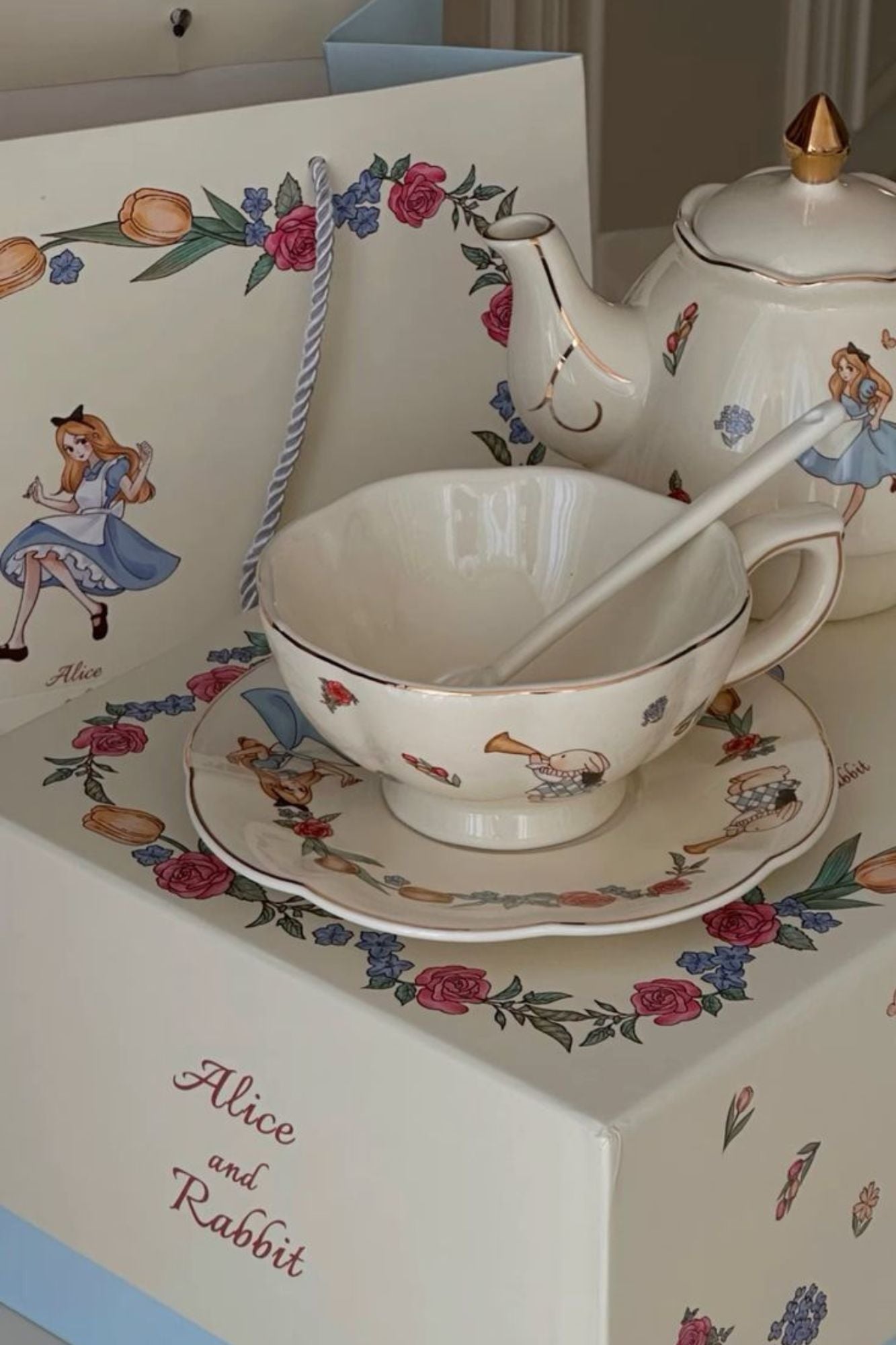 Bule Alice no Páis das Maravilhas