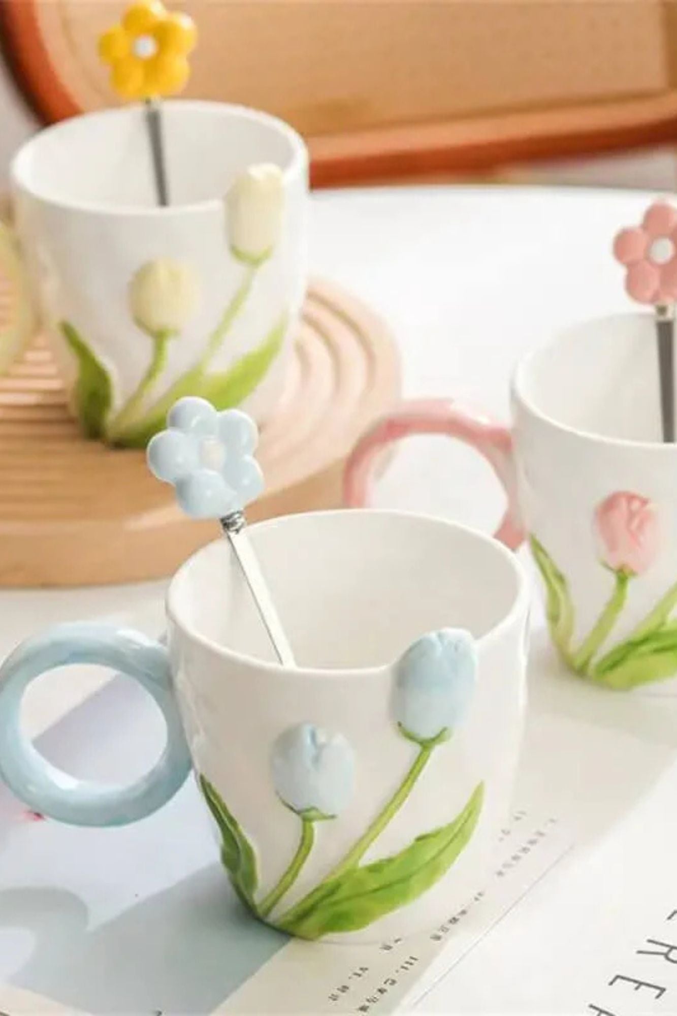 Xícara de Tulipa com Detalhes em Alto Relevo