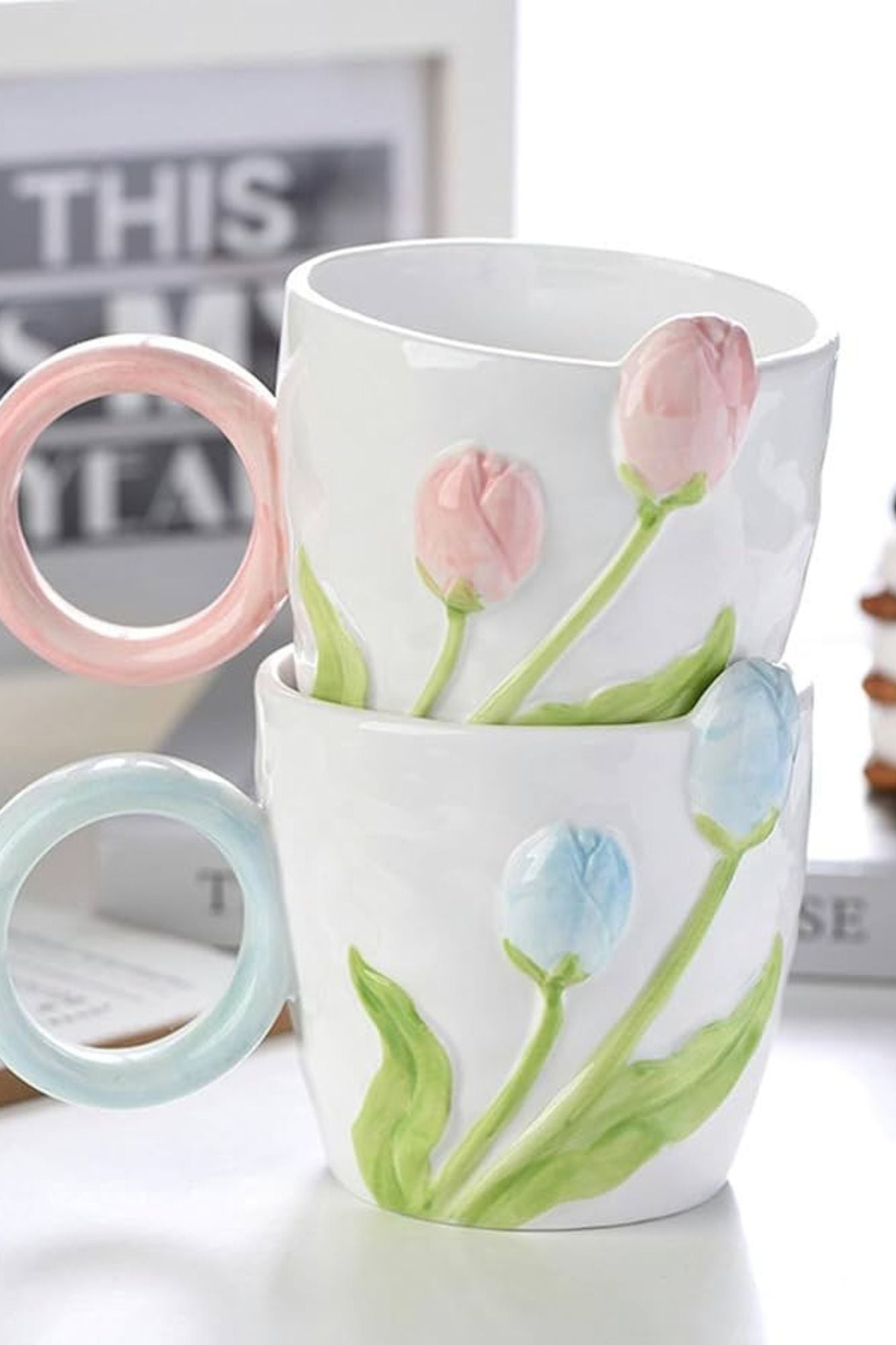 Xícara de Tulipa com Detalhes em Alto Relevo