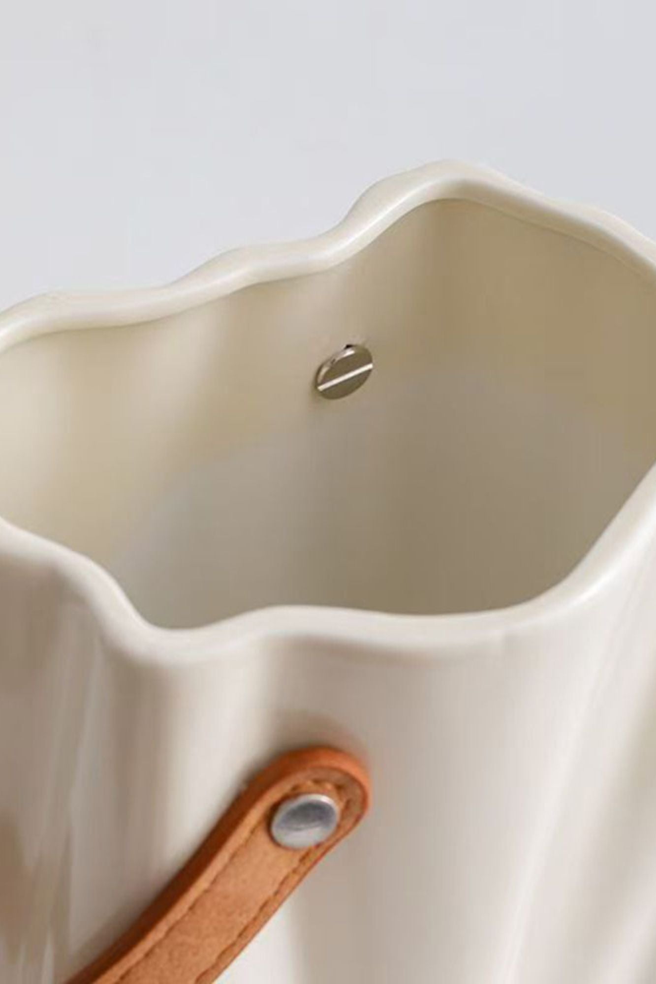 Vaso com Alça em Couro