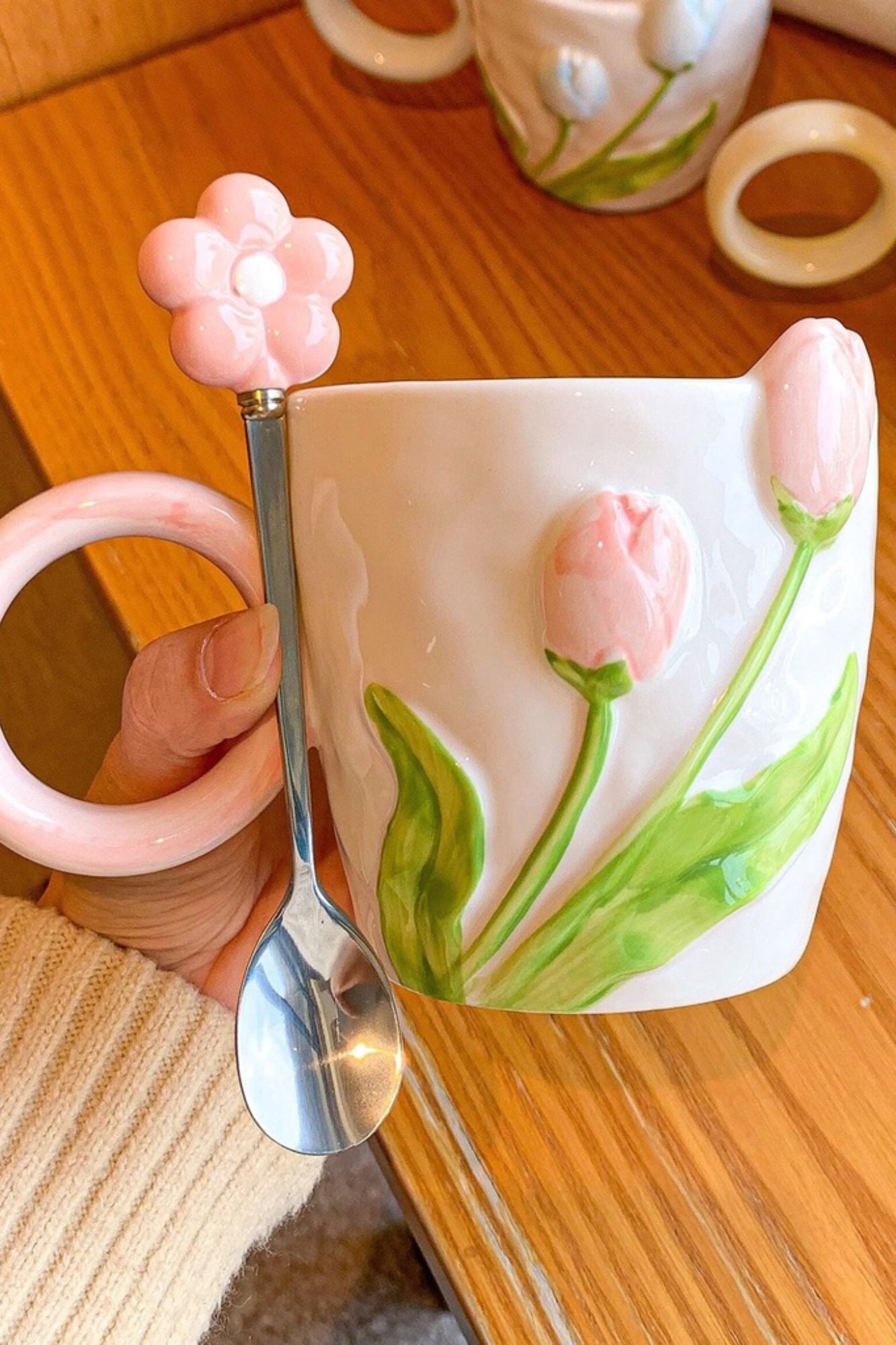 Xícara de Tulipa com Detalhes em Alto Relevo