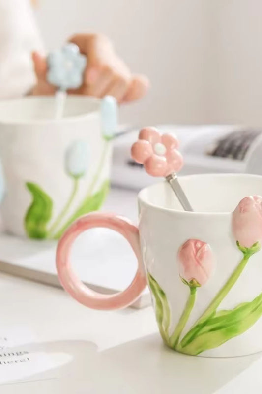 Xícara de Tulipa com Detalhes em Alto Relevo